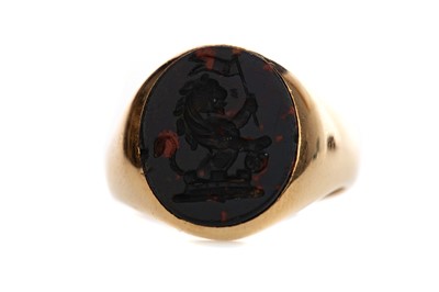 Lot 479 - AN EIGHTEEN CARAT GOLD AND BLOODSTONE SIGNET RING