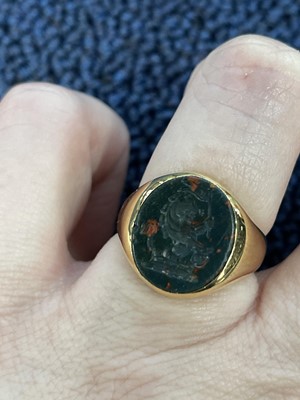 Lot 479 - AN EIGHTEEN CARAT GOLD AND BLOODSTONE SIGNET RING