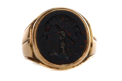 Lot 478 - AN EIGHTEEN CARAT GOLD AND BLOODSTONE SIGNET RING