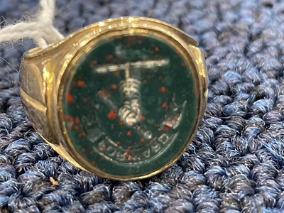 Lot 478 - AN EIGHTEEN CARAT GOLD AND BLOODSTONE SIGNET RING