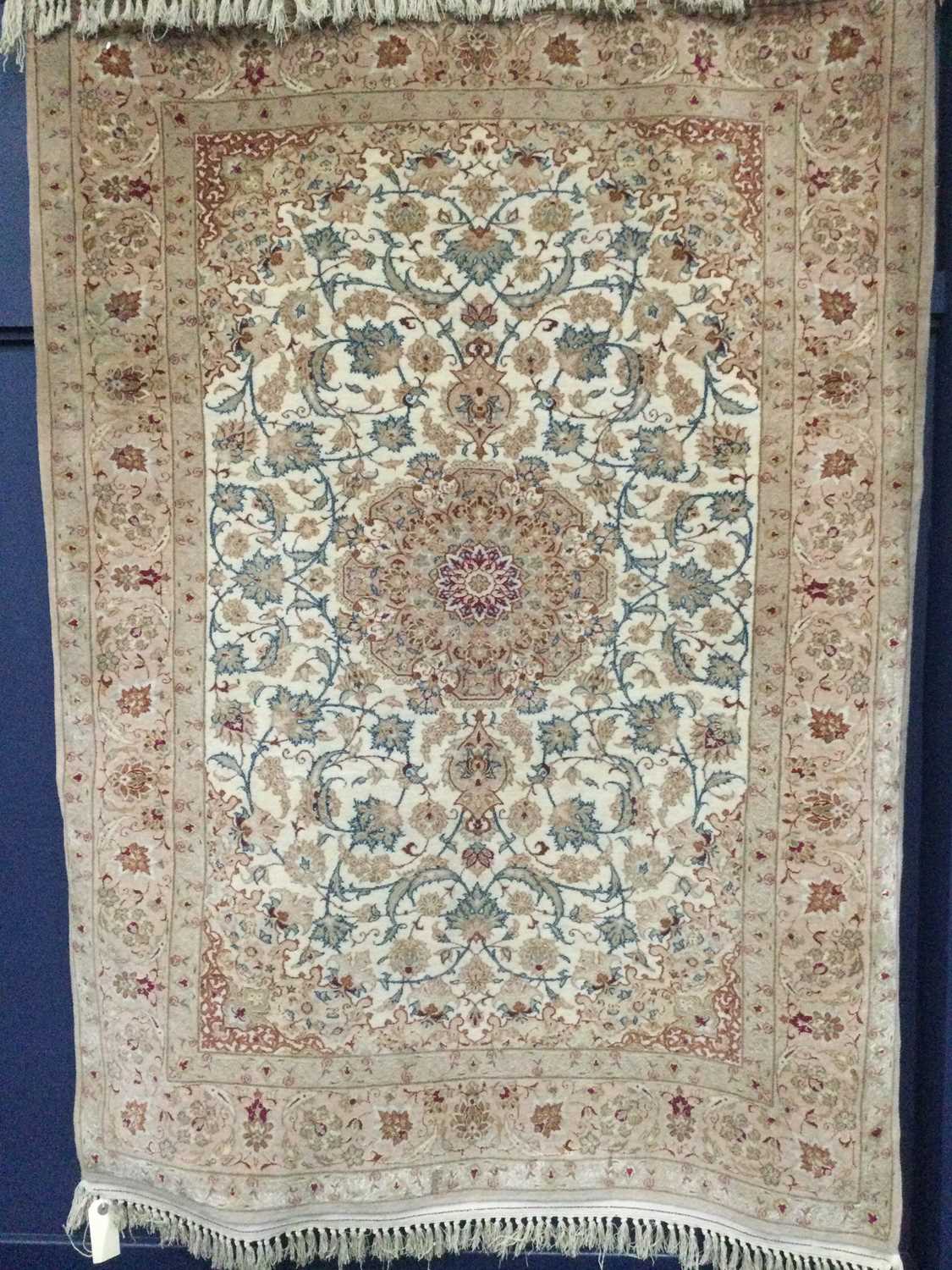 Lot 910 - A SMALL BORDERED RUG OF KASHAN DESIGN