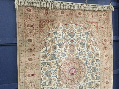 Lot 910 - A SMALL BORDERED RUG OF KASHAN DESIGN