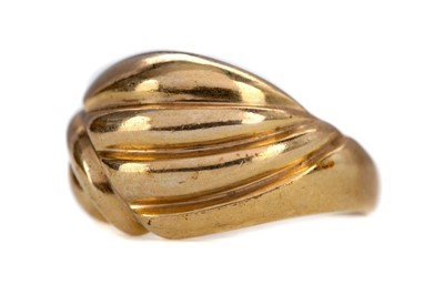 Lot 1358 - A GOLD RING