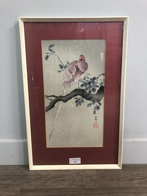 Lot 913 - AN EARLY 20TH CENTURY JAPANESE PRINT DEPICTING A PERCHED BIRD