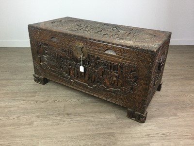 Lot 915 - AN EARLY 20TH CENTURY CHINESE BLANKET CHEST