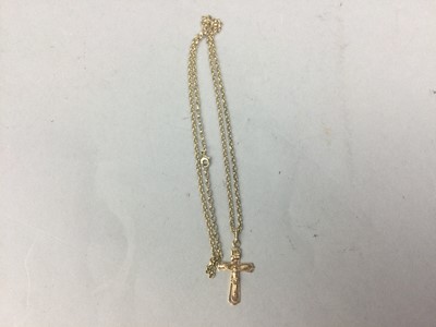 Lot 73 - A NINE CARAT GOLD CHAIN WITH CRUCIFIX PENDANT