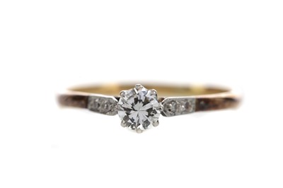 Lot 1464 - A DIAMOND SOLITAIRE RING