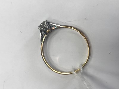 Lot 1464 - A DIAMOND SOLITAIRE RING