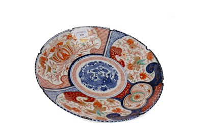 Lot 920 - AN EARLY 20TH CENTURY JAPANESE IMARI CIRCULAR PLAQUE