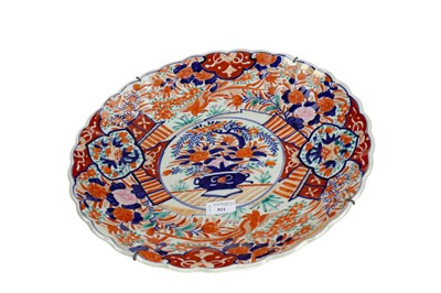 Lot 921 - A JAPANESE IMARI CHARGER