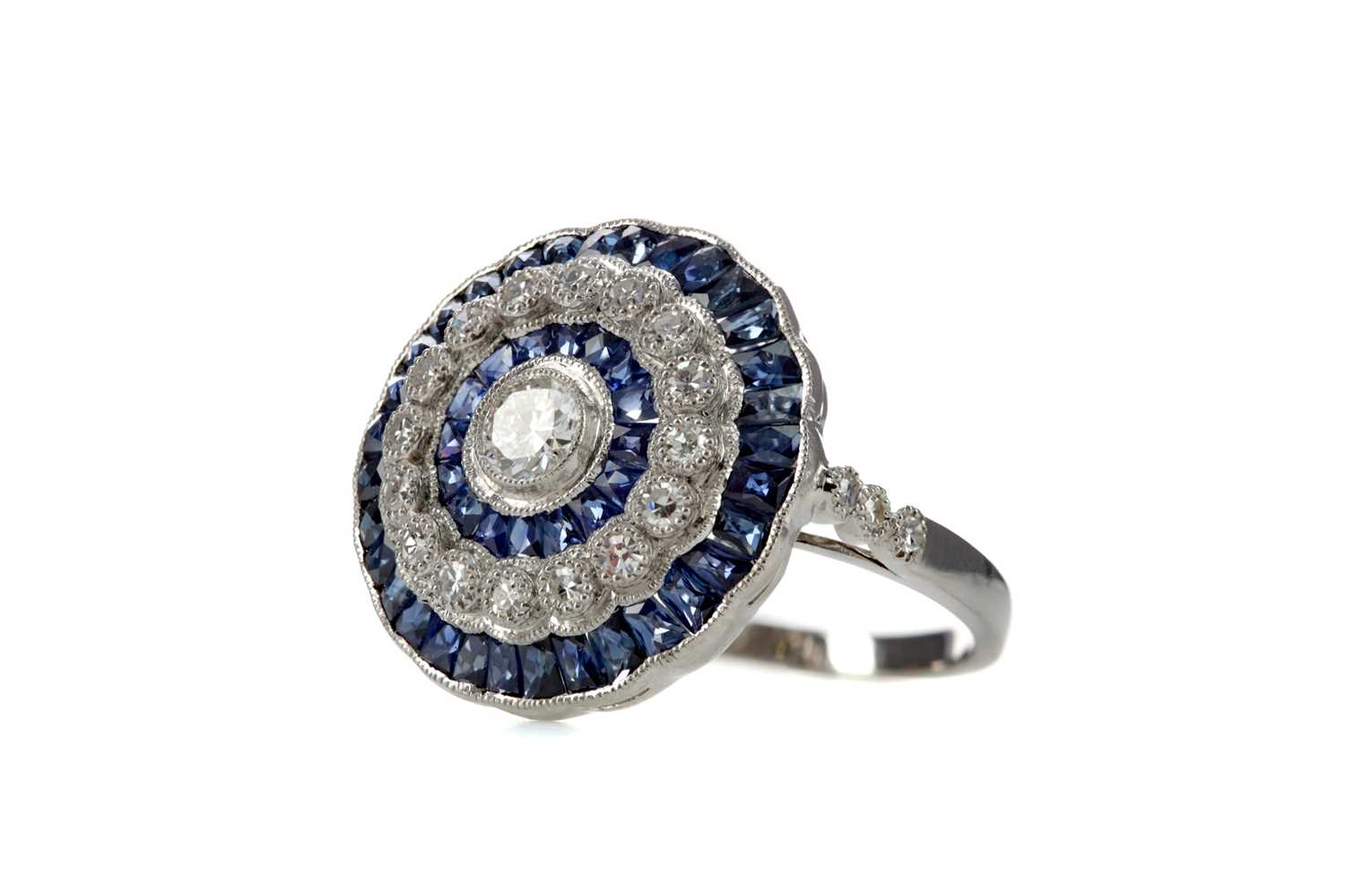 Lot 1395 - A SAPPHIRE AND DIAMOND RING
