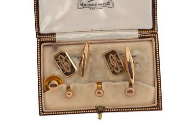 Lot 274 - A SET OF EARLY 20TH CENTURY NINE CARAT GOLD CUFFLINKS AND SHIRT STUDS