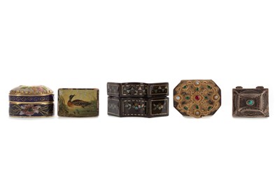 Lot 485 - A COLLECTION OF FIVE LATE 19TH/EARLY 20TH CENTURY PILL BOXES