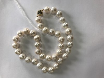 Lot 1465 - A STRING OF PEARLS