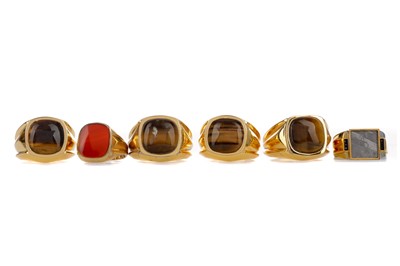 Lot 1498 - A CARNELIAN SIGNET RING, METEORITE RING AND A COLLECTION OF TIGERS EYE RINGS
