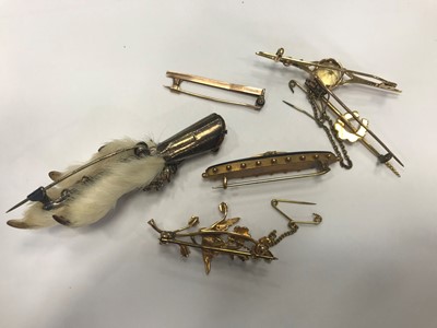 Lot 1500 - A GROUP OF GOLD AND OTHER BROOCHES
