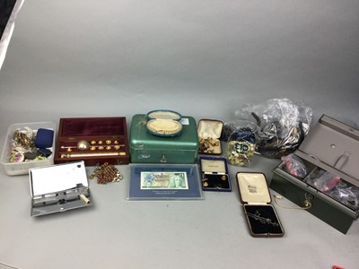 Lot 375 - A COLLECTION OF COSTUME JEWELLERY AND OTHER ITEMS