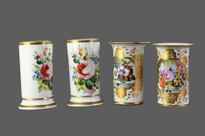 Lot 194 - A PAIR OF EARLY 19TH CENTURY DERBY PORCELAIN SPILL VASES, ALONG WITH ANOTHER PAIR