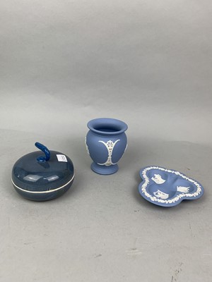 Lot 293 - A WEDGWOOD JASPERWARE VASE AND OTHER CERAMICS