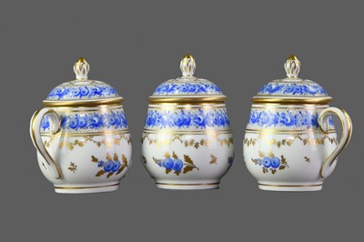 Lot 193 - A SET OF THREE LATE 19TH CENTURY CONTINENTAL PORCELAIN CUSTARD CUPS AND COVERS