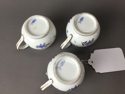 Lot 193 - A SET OF THREE LATE 19TH CENTURY CONTINENTAL PORCELAIN CUSTARD CUPS AND COVERS