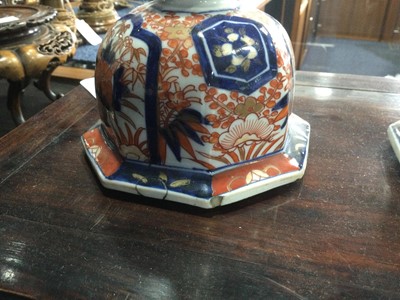 Lot 174 - A PAIR OF EARLY 20TH CENTURY JAPANESE IMARI VASES AND COVERS