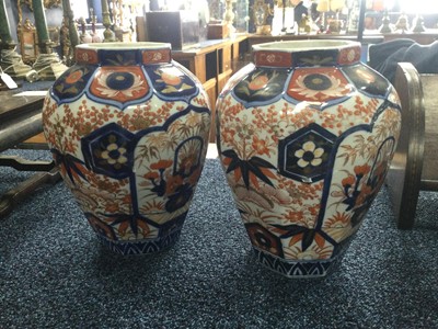 Lot 174 - A PAIR OF EARLY 20TH CENTURY JAPANESE IMARI VASES AND COVERS