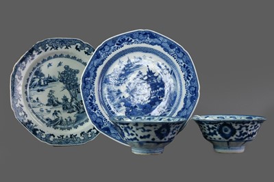 Lot 173 - A 19TH CENTURY CHINESE BLUE & WHITE PORCELAIN PLATE, ALONG WITH ANOTHER AND TWO BOWLS
