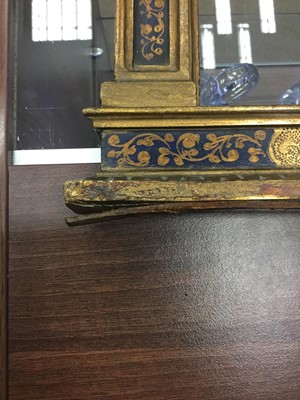 Lot 151 - AN EARLY 20TH CENTURY PAINTED AND GILTWOOD TABERNACLE PICTURE FRAME, ALONG WITH A DEVOTIONAL PICTURE