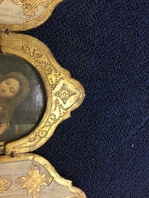 Lot 151 - AN EARLY 20TH CENTURY PAINTED AND GILTWOOD TABERNACLE PICTURE FRAME, ALONG WITH A DEVOTIONAL PICTURE