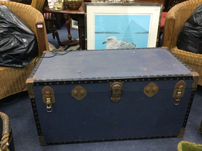 Lot 365 - A VINTAGE 'OVERPOND' TRAVEL TRUNK