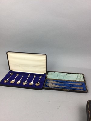 Lot 570 - A LOT OF CASED AND LOOSE SILVER AND SILVER PLATED CUTLERY