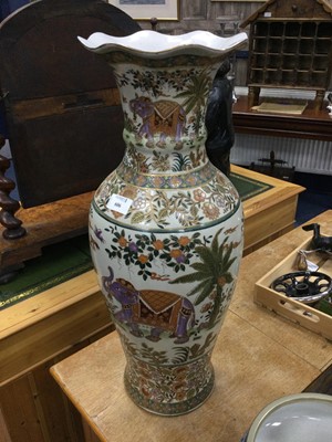 Lot 606 - A CHINESE BALUSTER VASE