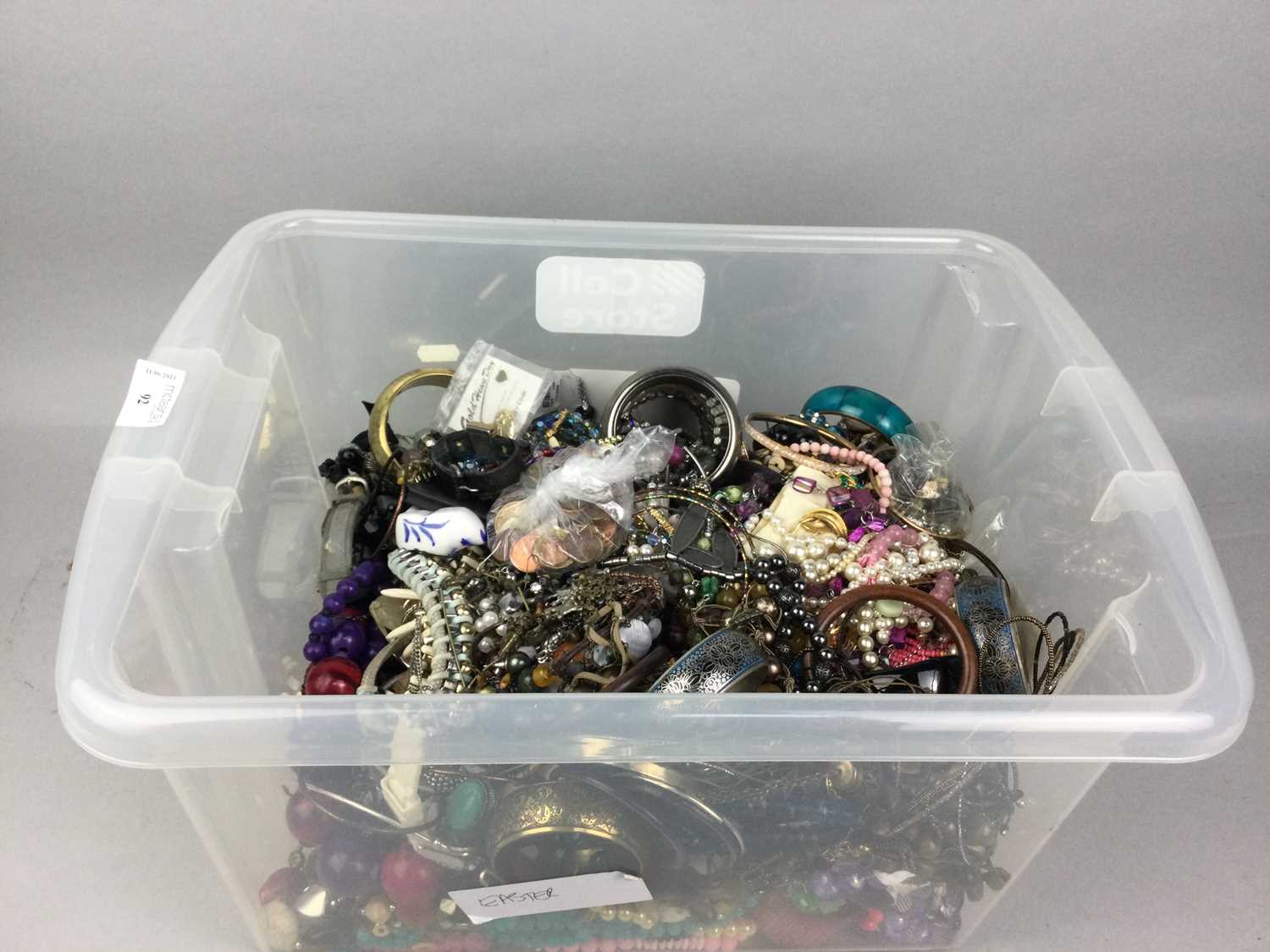 Lot 92 - A LARGE COLLECTION OF COSTUME JEWELLERY