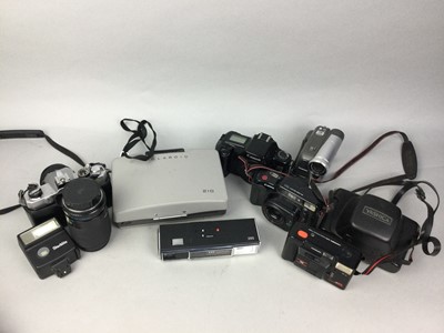 Lot 672 - A LOT OF CAMERAS AND ACESSORIES