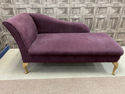 Lot 646 - AN UPHOLSTERED DAY BED