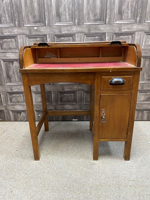 Lot 635 - A SHUTTER TOP DESK