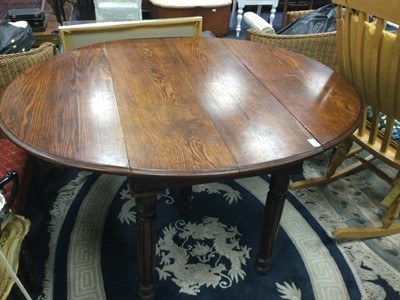 Lot 664 - AN OAK DROP LEAF DINING TABLE