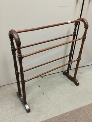 Lot 611 - AN EARLY 20TH CENTURY MAHOGANY TOWEL RAIL