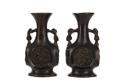 Lot 979 - AN EARLY 20TH CENTURY PAIR OF JAPANESE BRONZE TWIN HANDLED VASES