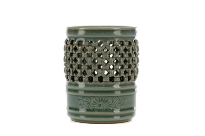 Lot 980 - AN EARLY 20TH CENTURY CHINESE CELADON CYLINDRICAL VASE