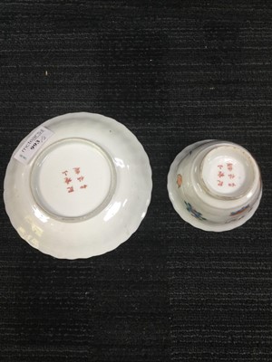 Lot 993 - AN EARLY 20TH CENTURY CHINESE TEA BOWL AND STAND