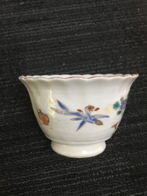 Lot 993 - AN EARLY 20TH CENTURY CHINESE TEA BOWL AND STAND
