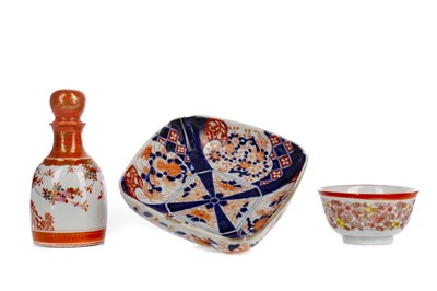 Lot 995 - AN EARLY 20TH CENTURY JAPANESE KUTANI BOTTLE WITH STOPPER, TEA BOWL AND IMARI BOWL