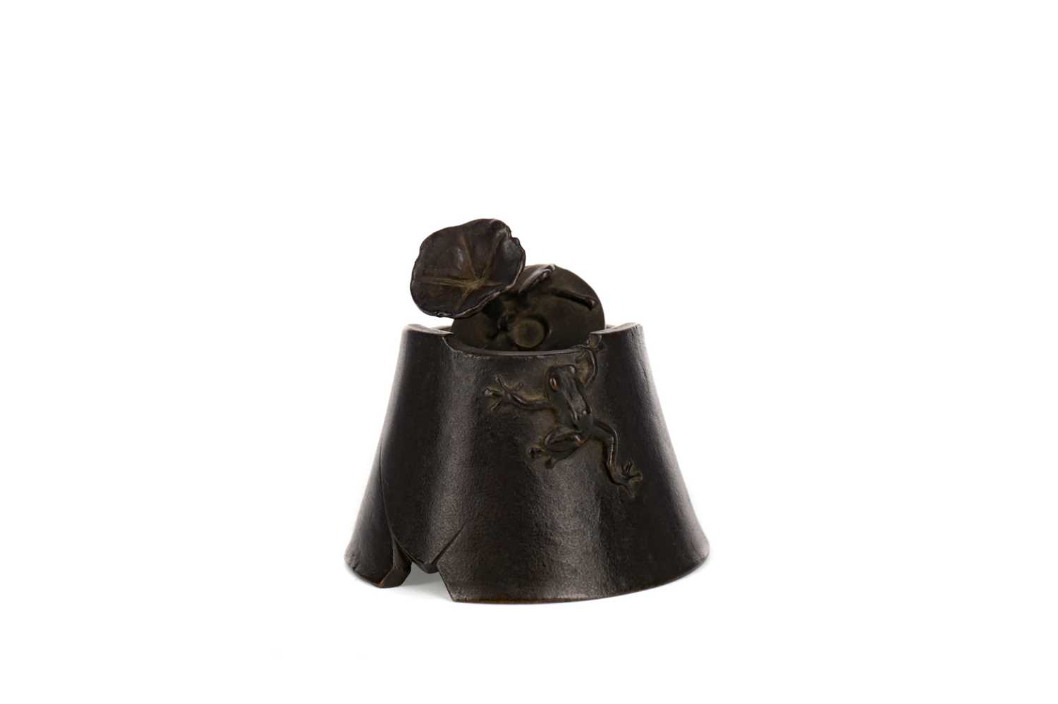 Lot 985 - AN EARLY 20TH CENTURY JAPANESE BRONZE INKWELL