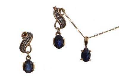 Lot 1499 - A SAPPHIRE AND DIAMOND NECKLACE AND EARRING SET