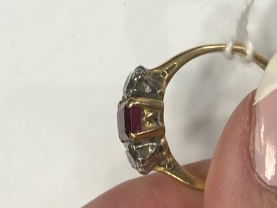 Lot 1507 - A RUBY AND DIAMOND THREE STONE RING