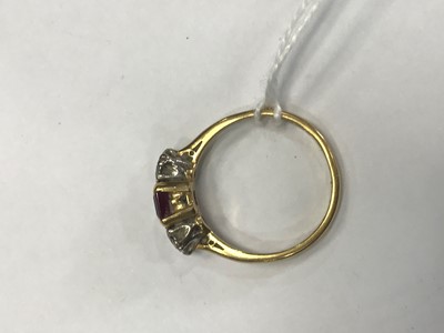 Lot 1507 - A RUBY AND DIAMOND THREE STONE RING