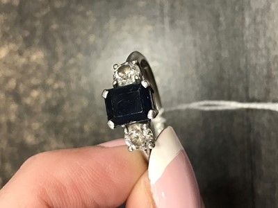 Lot 1509 - A SAPPHIRE AND DIAMOND RING