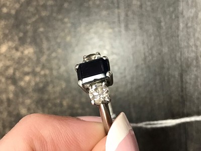 Lot 1509 - A SAPPHIRE AND DIAMOND RING